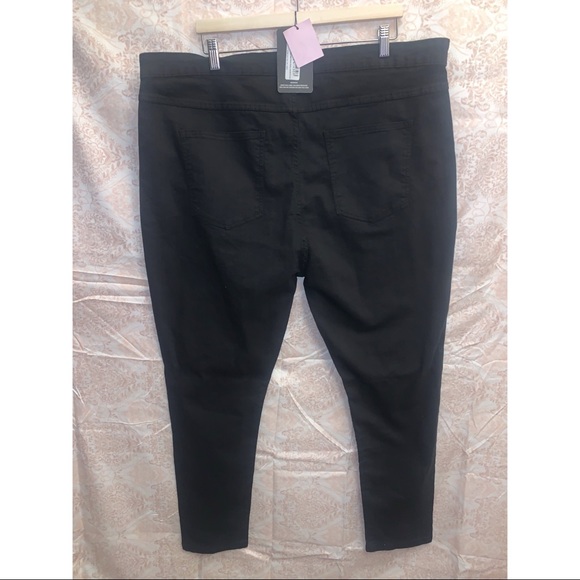 Pretty Little Thing Plus Size Basic Jeans in Black - Picture 2 of 2